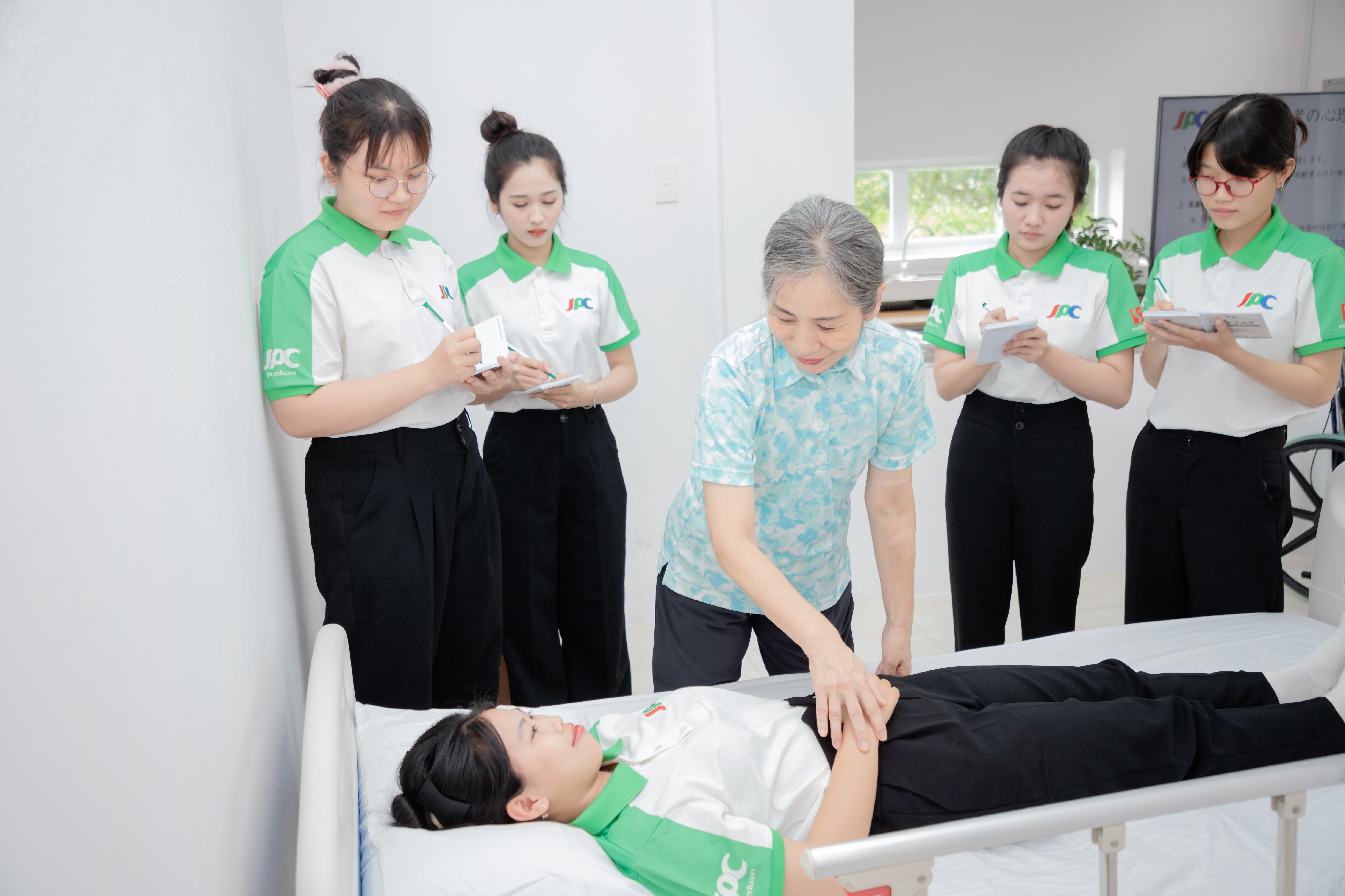 [Tuyển Sinh] Dịch Vụ Chăm Sóc Gia Đình - Thực học để làm việc tại Nhật Bản (Hệ Trung Cấp)