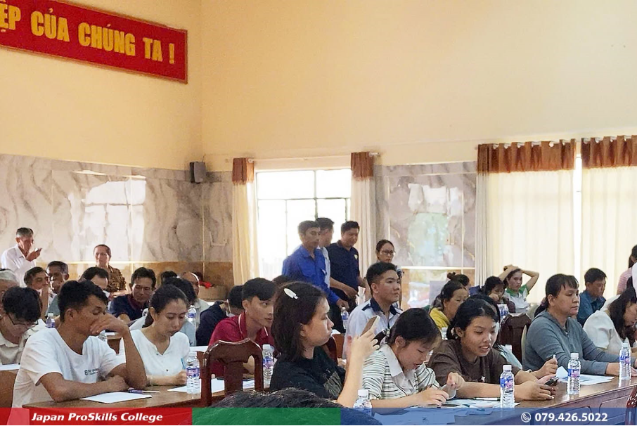 May be an image of one or more people, people studying and text that says 'e CỦA CHÚNG TA! G ! Japan ProSkills JapanProSkillsCollege College College 079.426.5022'' class='WACImage SCXW86067512 BCX0
