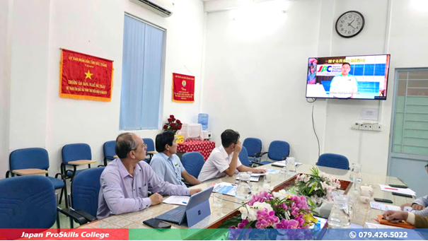 May be an image of one or more people, people studying, newsroom, hospital and text' class='WACImage SCXW209596321 BCX0