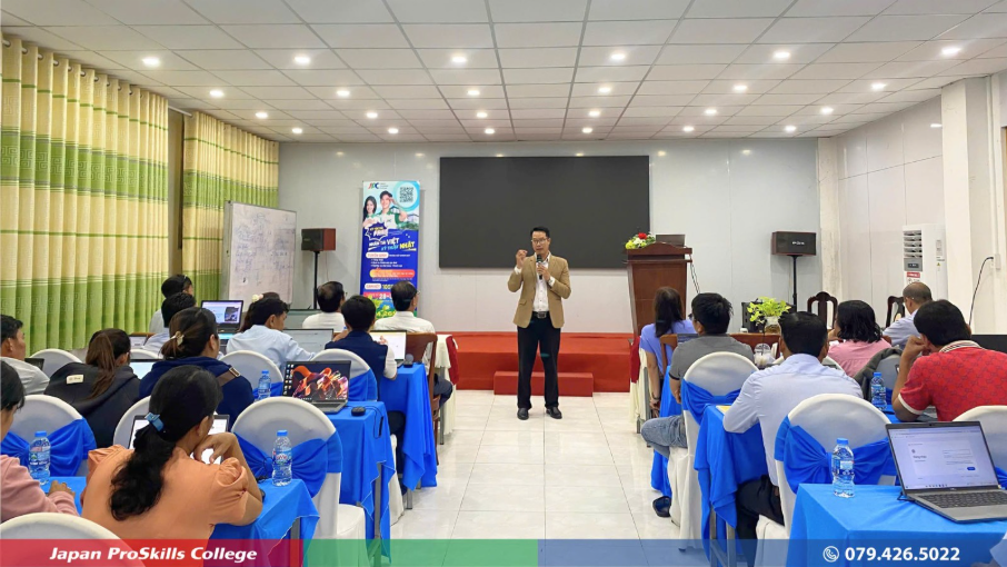 Có thể là hình ảnh về bàn và văn bản' class='WACImage SCXW40554739 BCX0