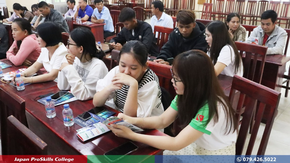 May be an image of one or more people, people studying, table, chess and text' class='WACImage SCXW226119384 BCX0