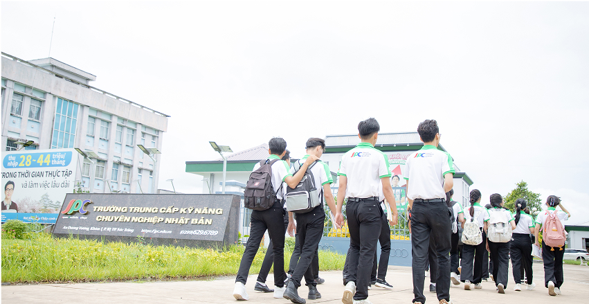 日本専門技能中等専門学校→ sau đó JPC／本校